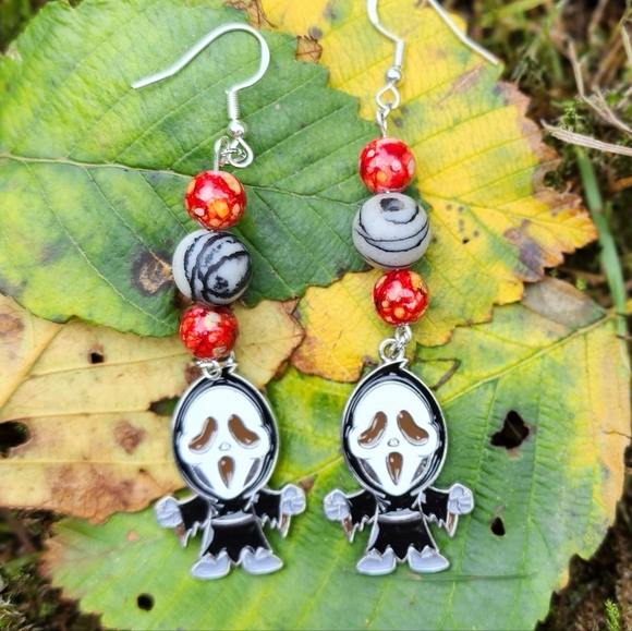 🥳SALE🥳Halloween SCREAM dangles - Picture 10 of 11